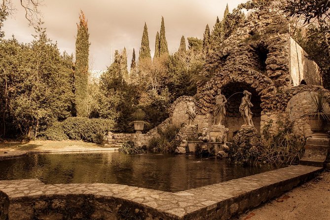 Game of Thrones Extended Tour with Swords and Props - Exclusive Access to Props and Behind-the-Scenes Visuals