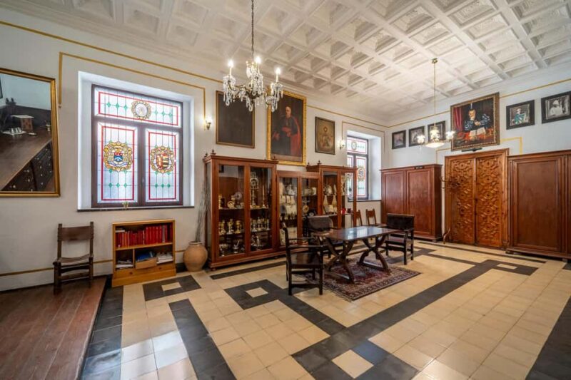 Gandía: Entrance to the Insigne Collegiate Church of Gandía - Practical Details and Accessibility