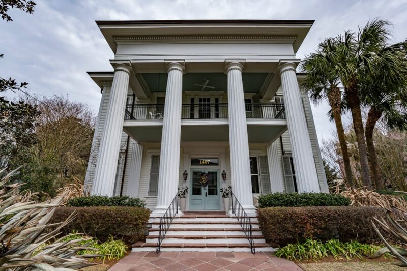 Garden District Walking Tour - Explore the Historic Garden District of New Orleans