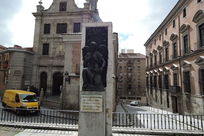 Gastronomic Tour: Discover the best Wines and Tapas of Madrid - Authentic Wines and Signature Tapas at El Anciano Rey de los Vinos