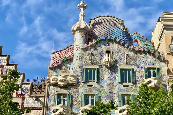 Gaudí and Barcelona Legends Walking Tour - Discovering Gaudí’s Iconic Buildings on a Compact Tour