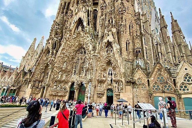 Gaudí Essential : Sagrada Familia Guided Tour - Key Points