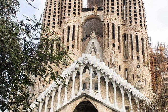 Gaudí Essential : Sagrada Familia Guided Tour - Inside the Sagrada Familia: What Youll See