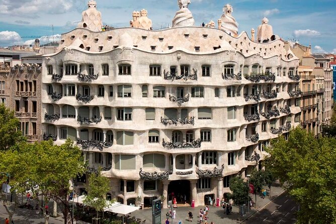 Gaudi Private Tour with Sagrada Familia & Park Guell Tickets - Admiring Casa Batlló in the City Center