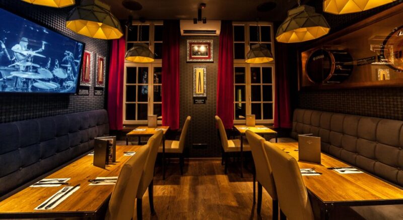 Gdansk: Legendary Burger and Zywiec Beer at Hard Rock Cafe - The Legendary Burger and Drink Combo