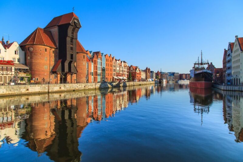 Gdansk: Luxury Old Town Walking Tour For Scandinavians - Exploring the Role of the Swedish Invasion and Northern War