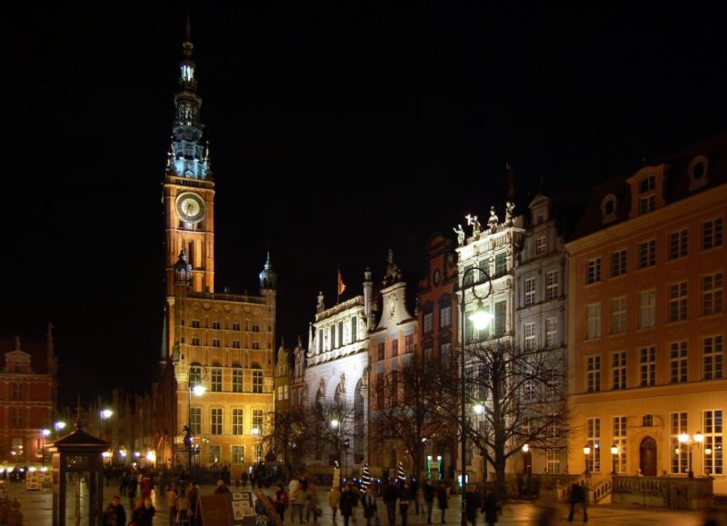 Gdansk: Luxury Old Town Walking Tour For Scandinavians - The Guide’s Approach and Storytelling Style