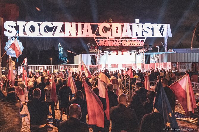 Gdansk Sopot and Gdynia 3 Cities Private Full-Day Tour - Viewing the Falowiec Residential Block