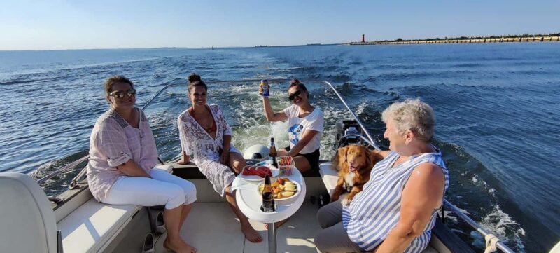 Gdask: 1-hour Private Boat Tour with Skipper - Enjoy Premium Drinks and Snacks Aboard