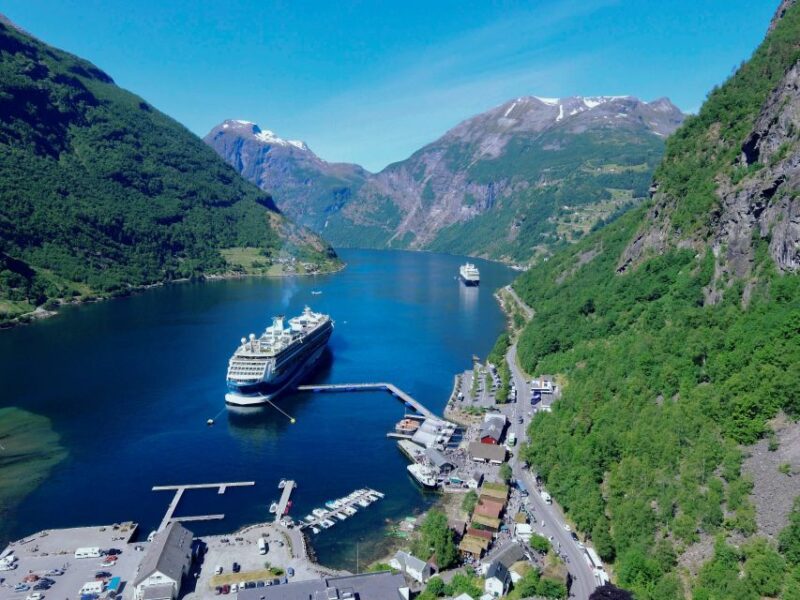 Geiranger: Dalsnibba, Flydalsjuvet, Eagle Bend & Fjords Tour - Guide Expertise and Guest Experience