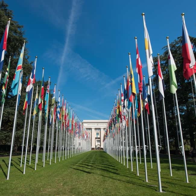 Geneva: Hop-on Hop-Off Bus & Scenic Mini-Train Tour - Key Points