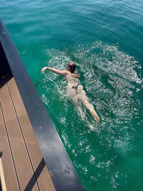 GENEVA: PRIVATE 360° LAKE CRUISE WITH APERITIF - Enjoying a Swiss Aperitif with Wine and Music