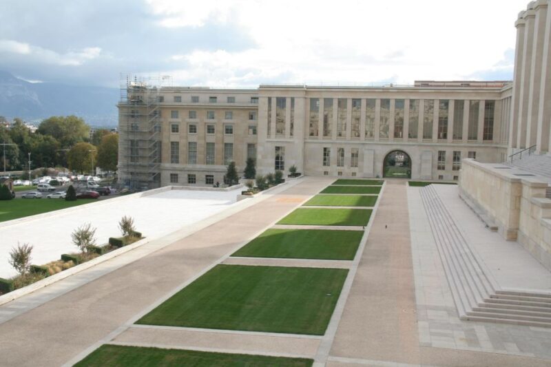 Geneva: Private Walking Tour with a Local Guide - Hidden Secrets: Bain des Paquis and Île Rousseau