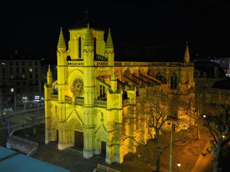 Genevas Winter Wonderland: A Festive Christmas Private Tour - Ending in the Sparkling Parc des Bastions