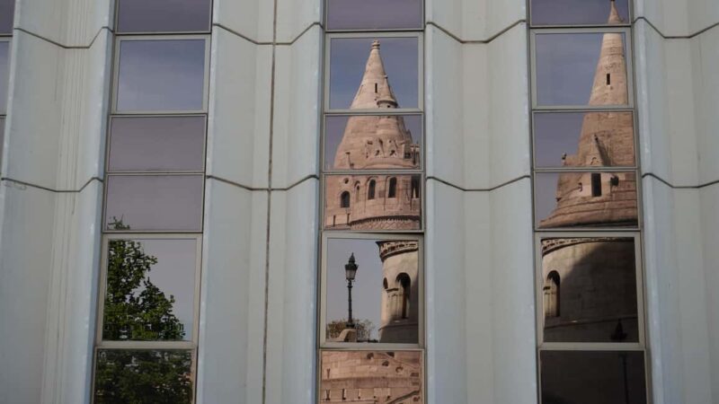 German guided tour through Budapest's castle district - Practical Details and Accessibility