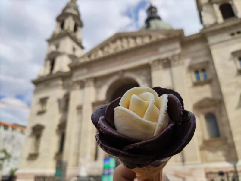 German speaking guided walking tour in Budapest - Logistics and Comfort: Meeting Point and Group Size