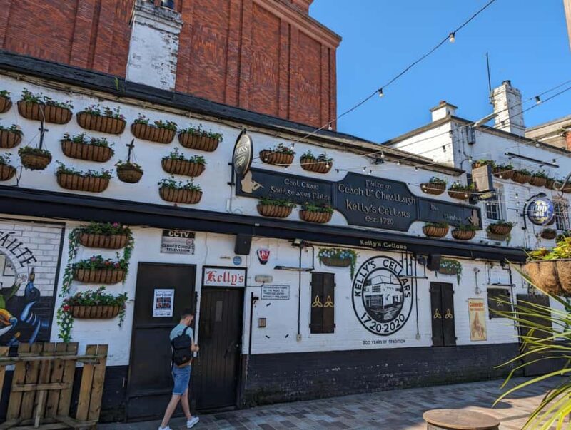 German Walking Tour City centre Belfast- Belfast entdecken - Start at Belfast City Hall and Discover Local Stories