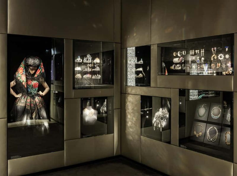 Get Crafty with Crystals: Your DIY Swarovski Workshop - Refreshments and Relaxed Atmosphere