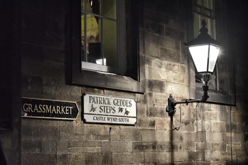 Ghost Tour in Edinburgh - The Atmosphere at Grassmarket
