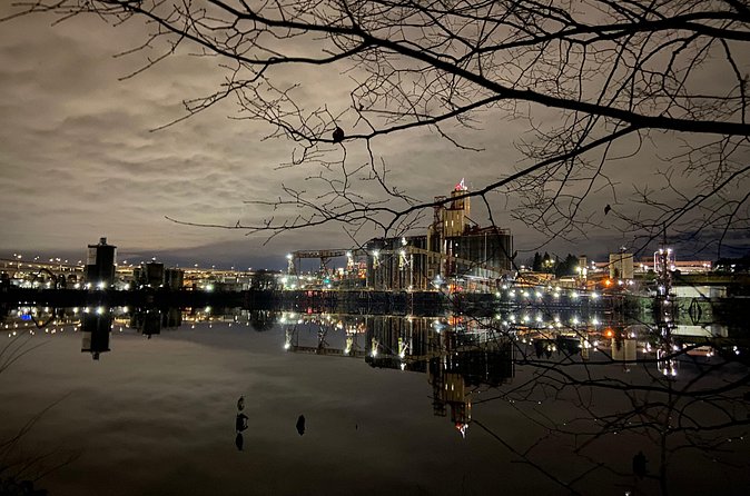 Ghosts of the Willamette River Waterfront Walking Tour - The Guide’s Lantern: Enhancing the Eerie Atmosphere