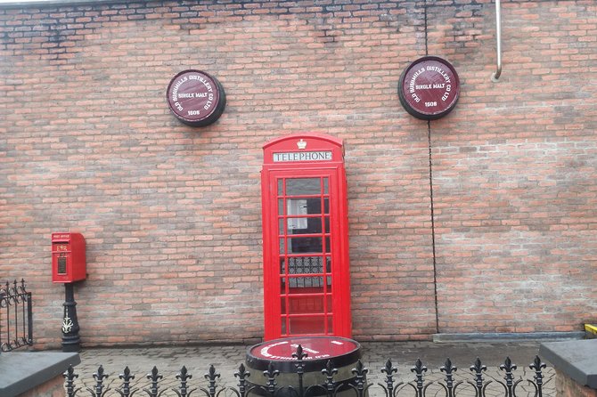 Giants causeway and Glens of Antrim day trip - Crossing the Carrick-A-Rede Rope Bridge
