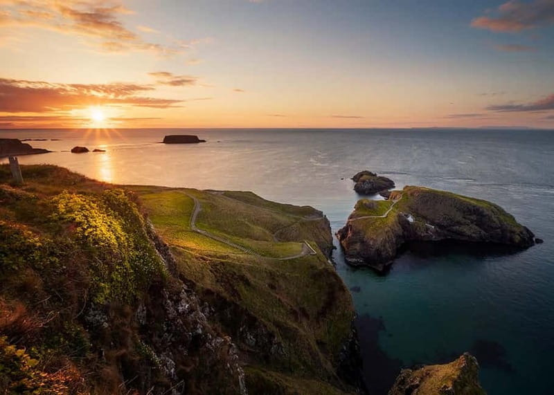 Giant's Causeway: Private Tour with Carrick-a-Rede bridge - Exploring Carrickfergus Castle in Medieval Splendor