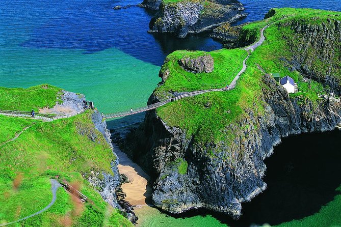 Giant's Causeway Tour including Game of Thrones Sites from Belfast - Bushmills Distillery: Whiskey and Souvenirs