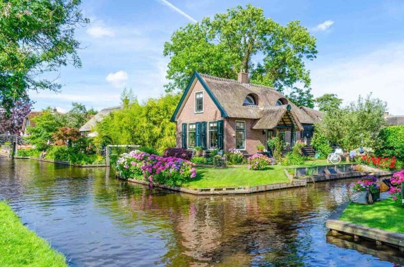 Giethoorn : 1 Hour Canal Cruise Village & National Park - Key Points