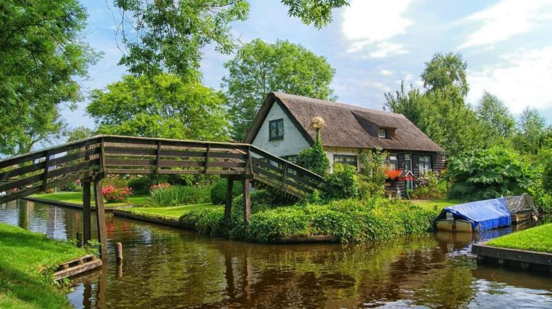 Giethoorn: 2 Hours 8 persons boat steeringwheel + cushions - Exploring the Routes: Village Center and Lake Views