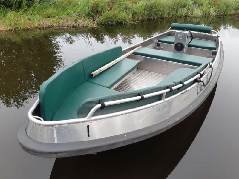 Giethoorn: 2 Hours 8 persons boat steeringwheel + cushions - Why Choose This Giethoorn Boat Experience?