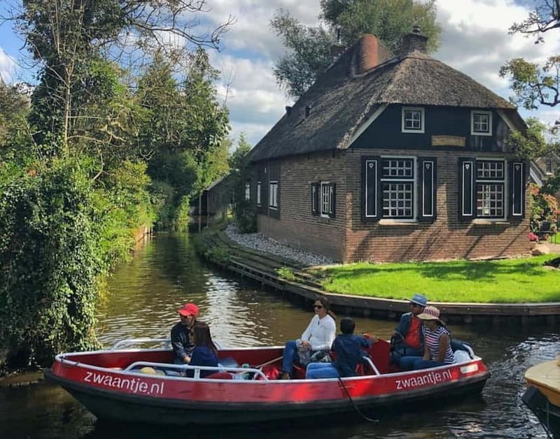 Giethoorn: Boat Rental 2,5 hour 1-8 persons - How the Giethoorn Boat Rental Operates Without a Guide