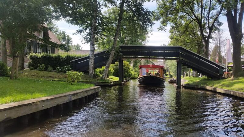 Giethoorn: Canal cruise Giethoorn village and lake - Key Points