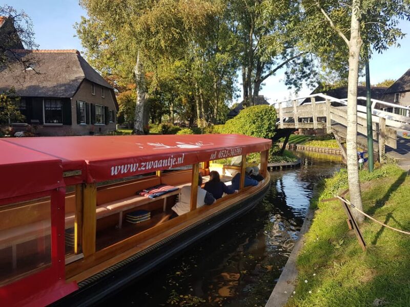 Giethoorn: Canal cruise Giethoorn village and lake - The Itinerary and Main Stops