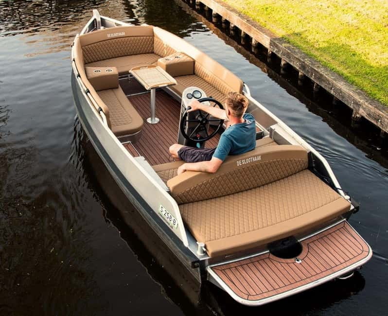 Giethoorn centre: Private tour with local tourguide - Discover Giethoorn’s Unique Charm on a Private Luxury Boat Tour