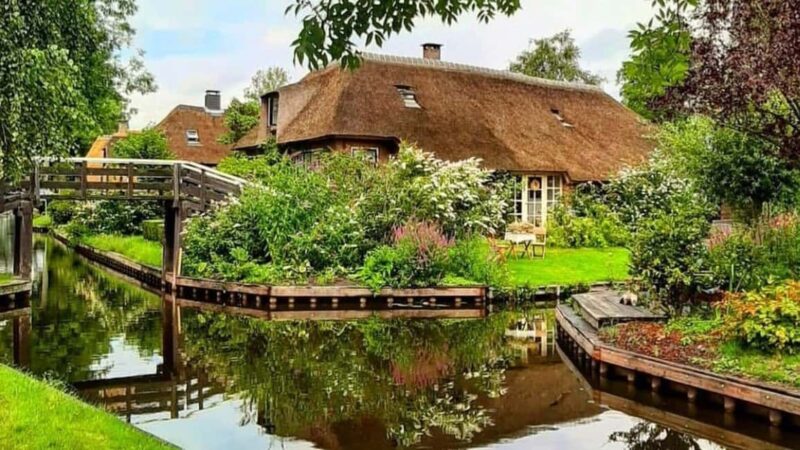 Giethoorn: Day Ticket with Canal Cruise, Coffee and Parking - Scenic 1-Hour Canal Cruise Through Giethoorn