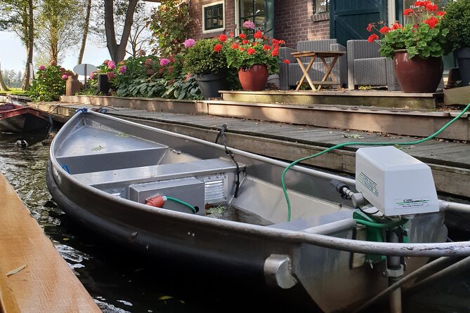 Giethoorn Day Tour from Amsterdam with Small Boat Ride - Tour Guides: Knowledgeable and Personable