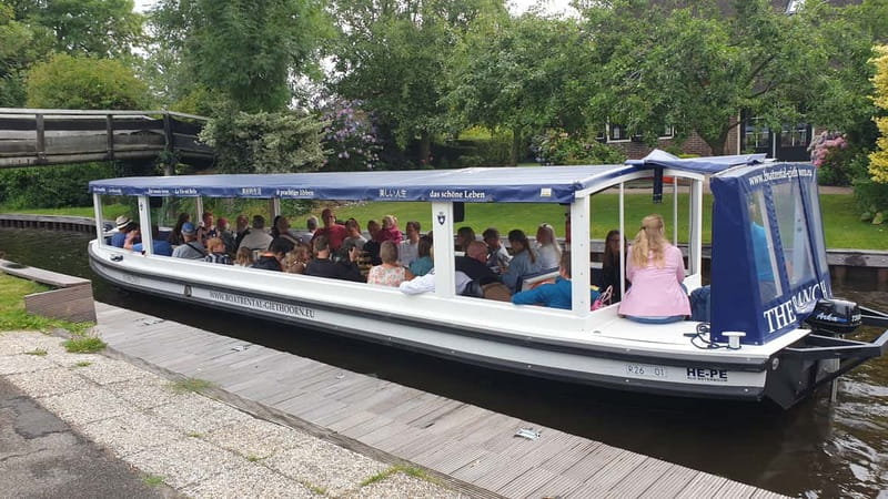Giethoorn: Luxury Private Closed Boat Tour with captain - Key Points