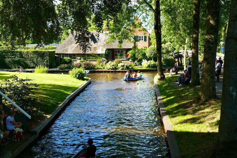 Giethoorn : Luxury Private open boat tour with local captain - The Experience of a Local Captain on a New Open-Roof Boat