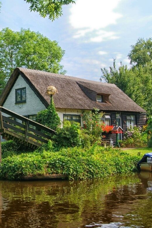 Giethoorn: Private Day Trip with Boat Tour from Amsterdam - Enjoy a Scenic 1-Hour Boat Ride on the Canals