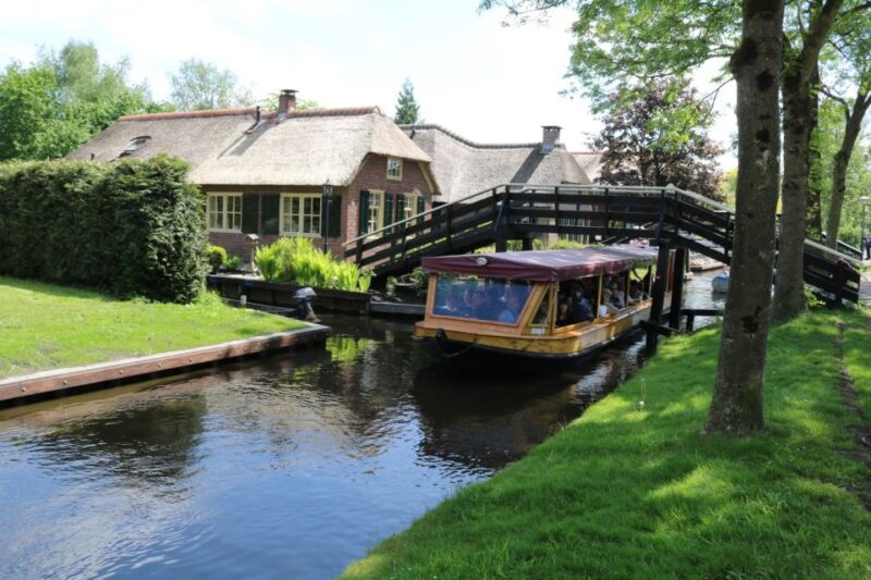 Giethoorn: Private Guided Canal Cruise with Coffee and Tea - The Captains Role: Narration and Local Insights