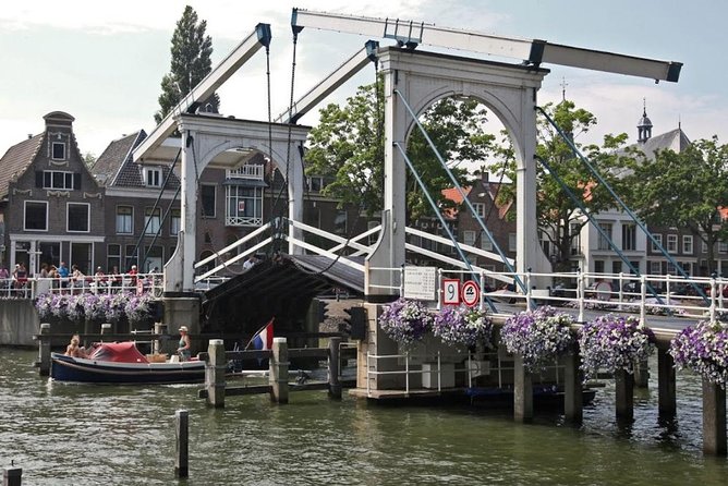 Giethoorn Private Tour Guide Giethoorn in luxury Jaguar S Type - Key Points