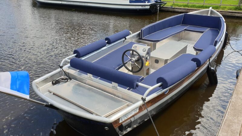 Giethoorn: Self-Drive Boat Rental for up to 12 People - Key Points