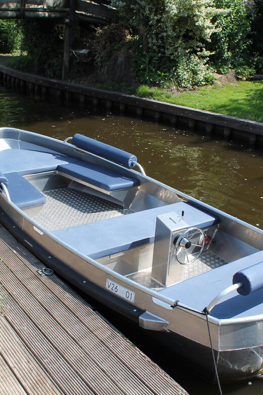 Giethoorn: Self-Drive Boat Rental for up to 8 People - Discover the Charm of Giethoorn with a Private Self-Drive Electric Boat