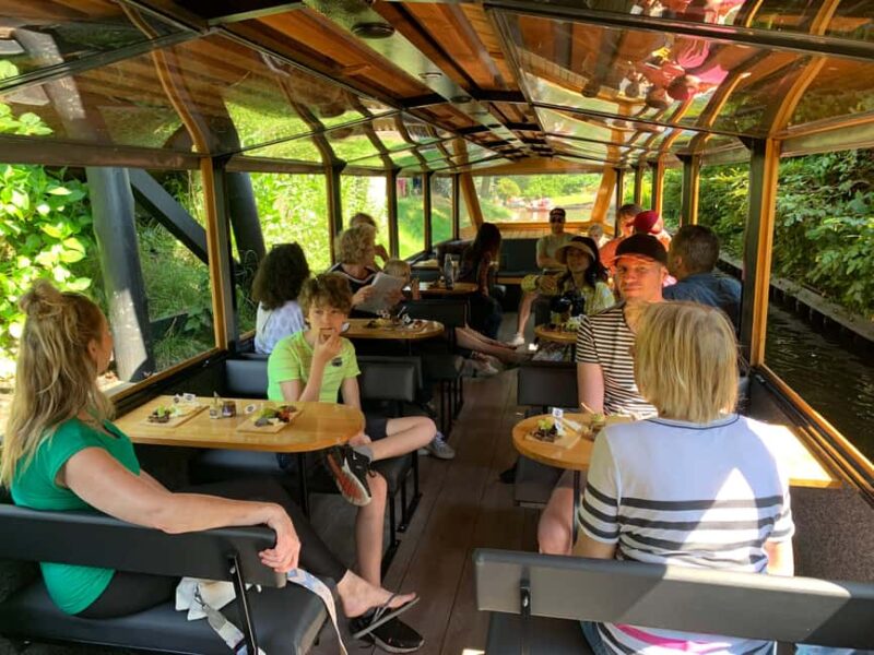 Giethoorn: Sightseeing Boat Tour - Starting Point at Grand Café Henri Willig