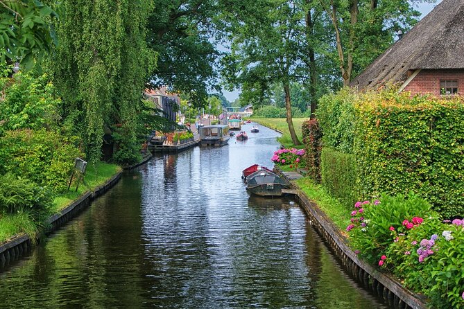 Giethoorn Small-Group Tour from Amsterdam (Max. 8 People) - Discover Giethoorn in Comfort and Style