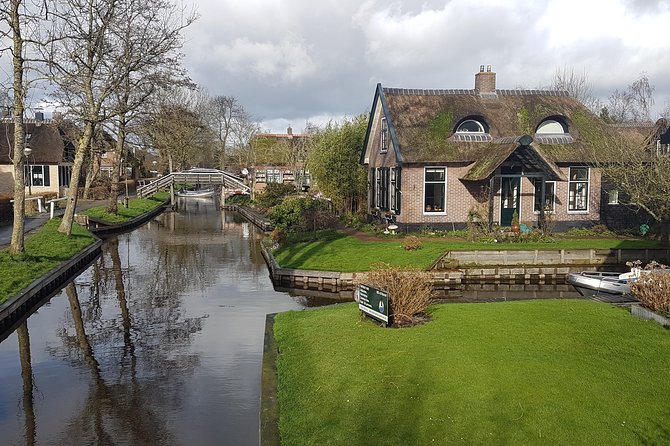Giethoorn Small-Group Tour from Amsterdam (Max. 8 People) - The Charm of Giethoorn’s Village Atmosphere