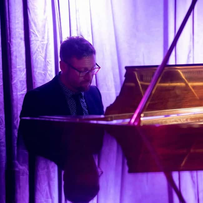 Giovanni Ghizzani sing along night - Giovanni Ghizzanis Sing Along Night in Catalonia Offers an Engaging Musical Community