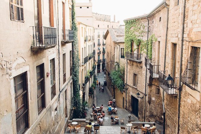 Girona Exclusive Walking Tour : Guided Tour with Small Group (3 Hours) - The Guide’s Approach and Handling Large Groups