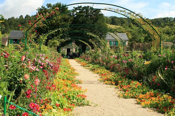 Giverny Half-Day Guided Tour from Paris - Starting Your Day with Hotel Pickup and Private Transport
