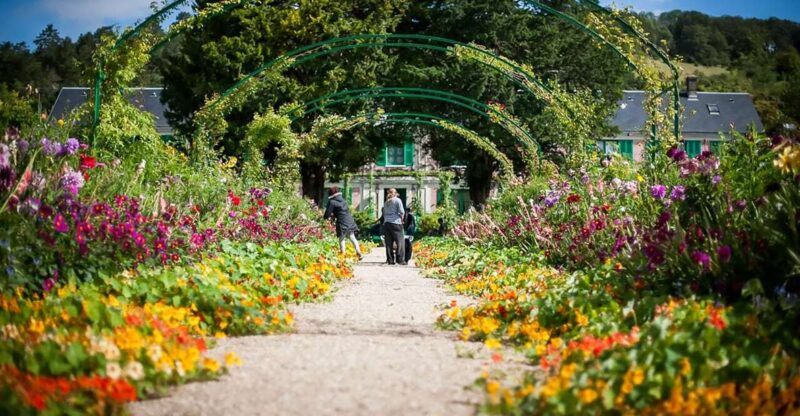 Giverny: Monet's House and Gardens Guided Tour - Key Points